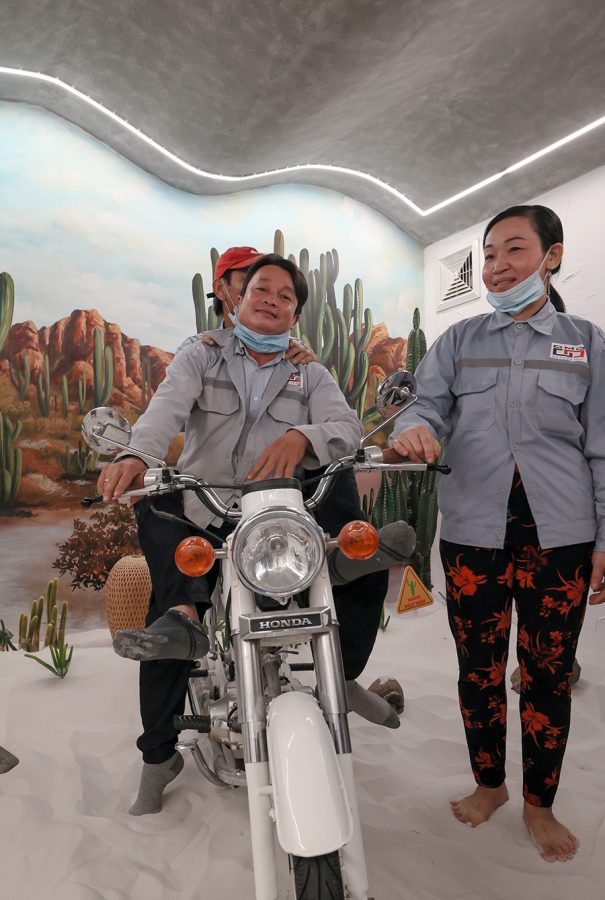 Hop Mat Anh Em Thi Cong 13