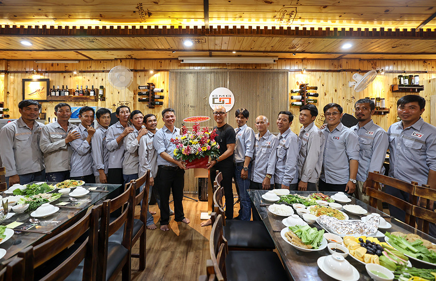 Hop Mat Anh Em Thi Cong 21