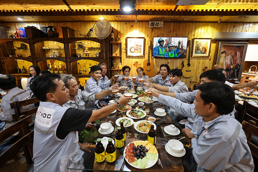 Hop Mat Anh Em Thi Cong 22