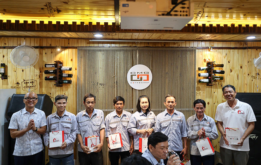 Hop Mat Anh Em Thi Cong 23