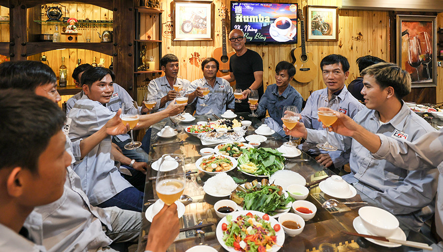 Hop Mat Anh Em Thi Cong 27