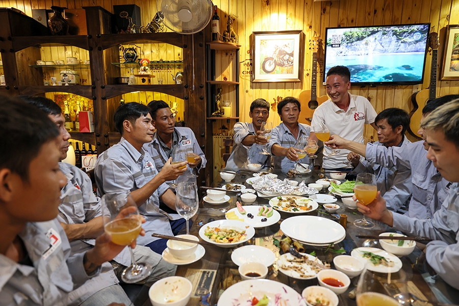 Hop Mat Anh Em Thi Cong 28