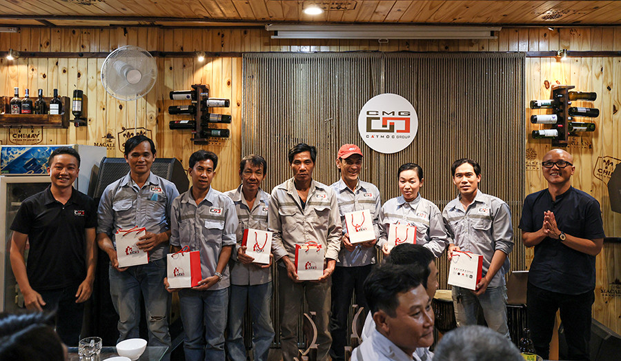 Hop Mat Anh Em Thi Cong 29