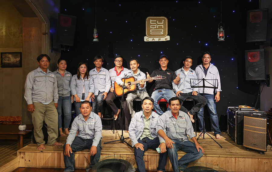 Hop Mat Anh Em Thi Cong 4