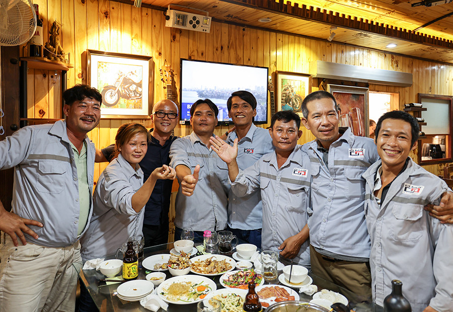 Hop Mat Anh Em Thi Cong 42