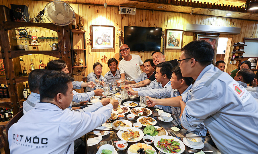 Hop Mat Anh Em Thi Cong 43