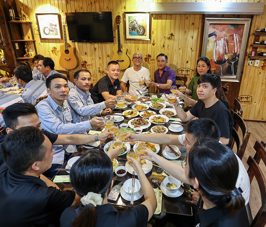 Hop Mat Anh Em Thi Cong 44