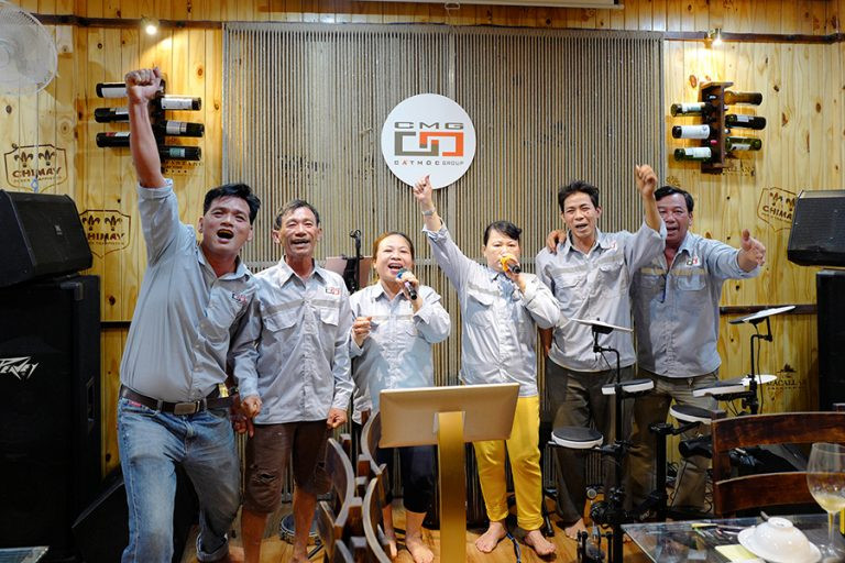 Hop Mat Anh Em Thi Cong 768x512