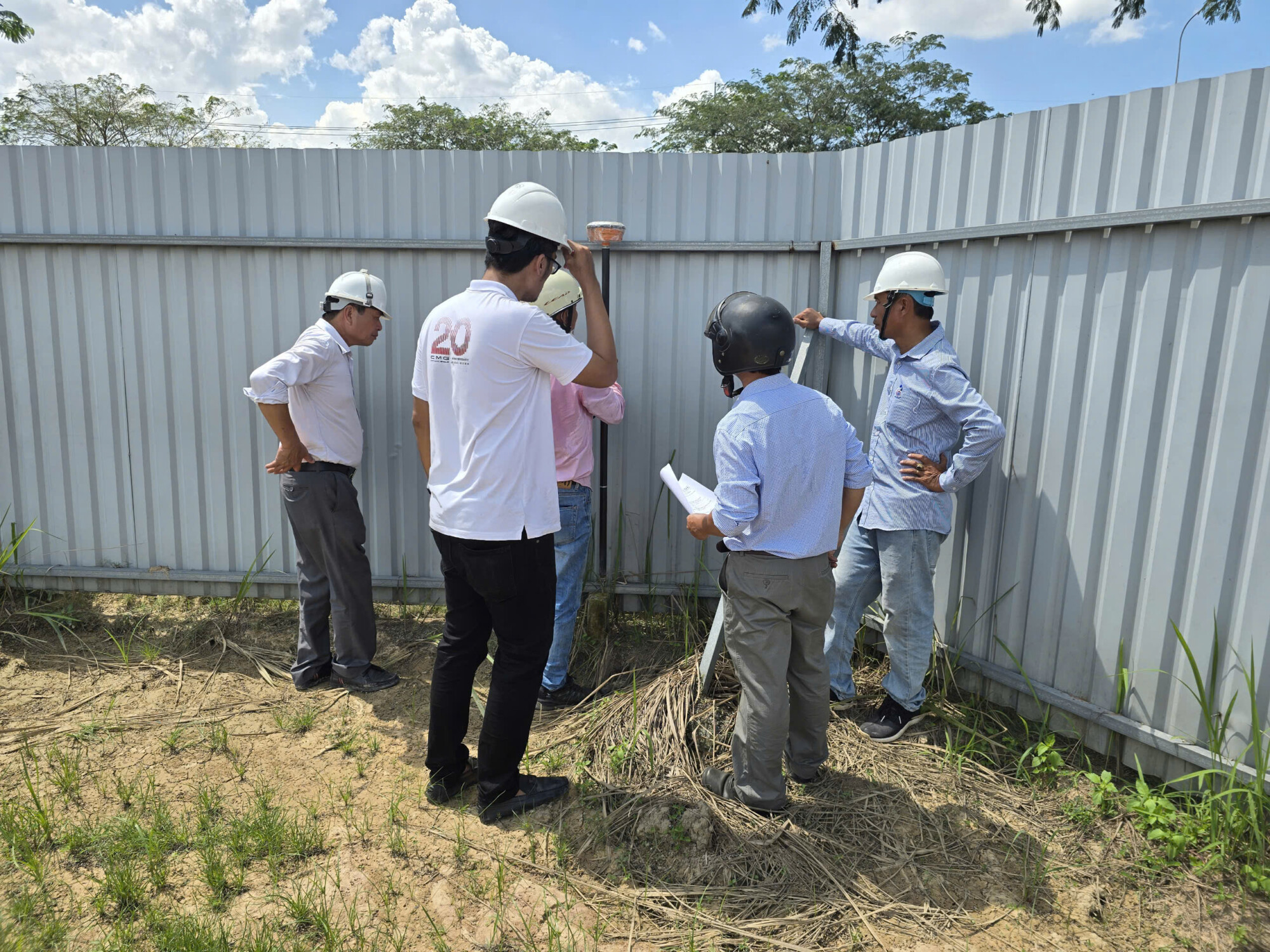 kiểm tra địa chất đất nền trong bước khảo sát trước khi xây nhà